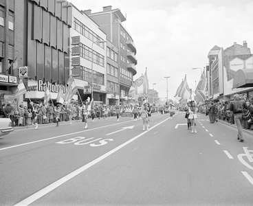 880629 Afbeelding van de optocht met verschillende muziek- en majorettekorpsen op de Lange Viestraat te Utrecht, in het ...